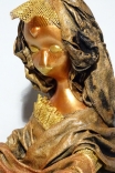 Skulptur von Myrthyra: "Ailaiana, das Wesen der Beschenkung und das Geben und
