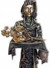 Skulptur: "Die Rosenträgerin"