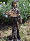 Skulptur: "Die Rosenträgerin"
