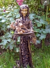 Skulptur: "Die Rosenträgerin"