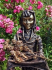 Skulptur: "Die Rosenträgerin"