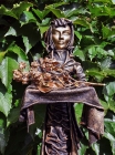 Skulptur: "Die Rosenträgerin"