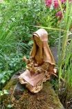 Skulptur von Myrthyra: "Frau mit Rose"