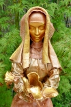 Skulptur von Myrthyra: "Frau mit Rose"