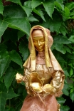 Skulptur von Myrthyra: "Frau mit Rose"