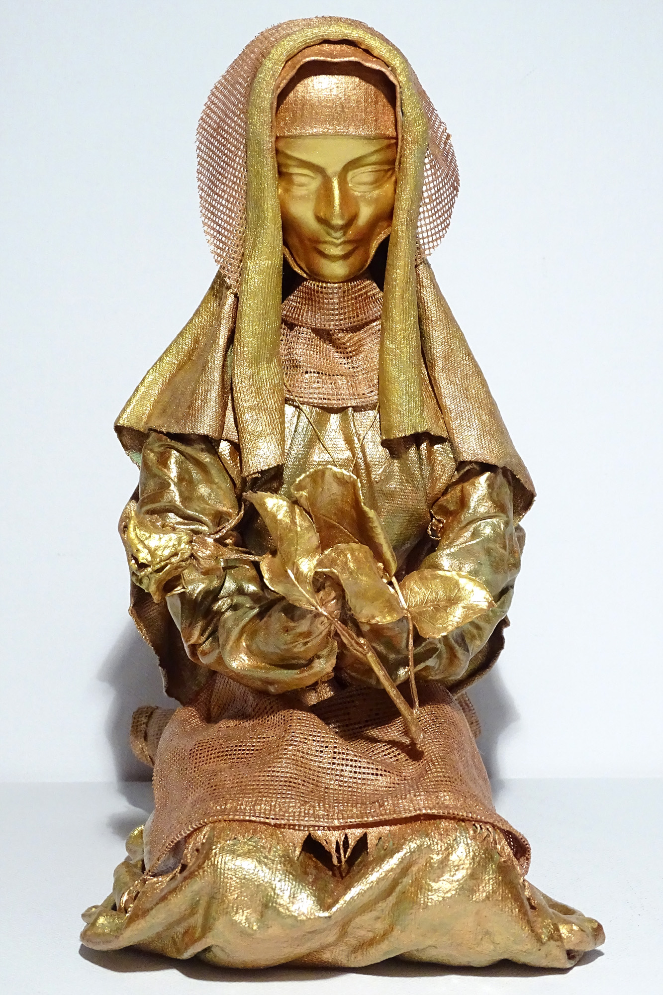 Skulptur von Myrthyra: "Frau mit Rose"